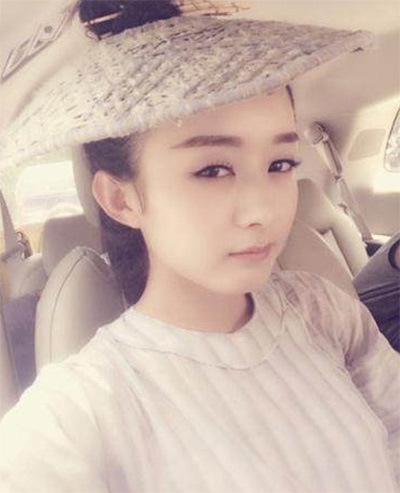 看看女星們花式戴草帽的帽子戲法! 看看女星們花式戴草帽的帽子戲法!